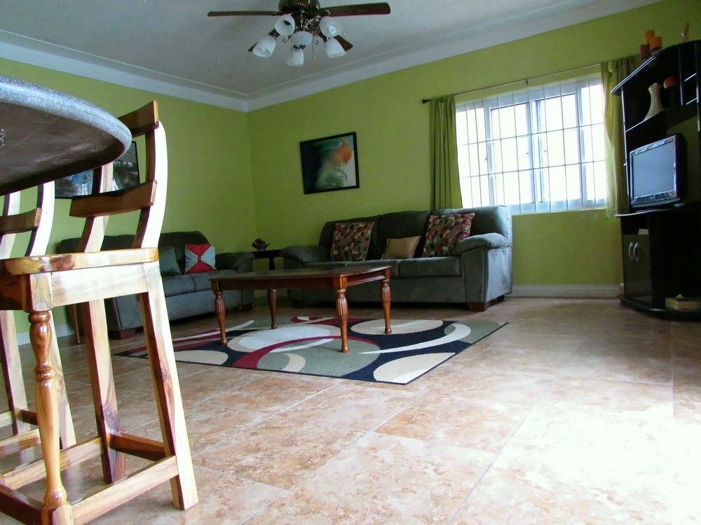 Centrally Located Guest Apartments Kingston Exterior photo