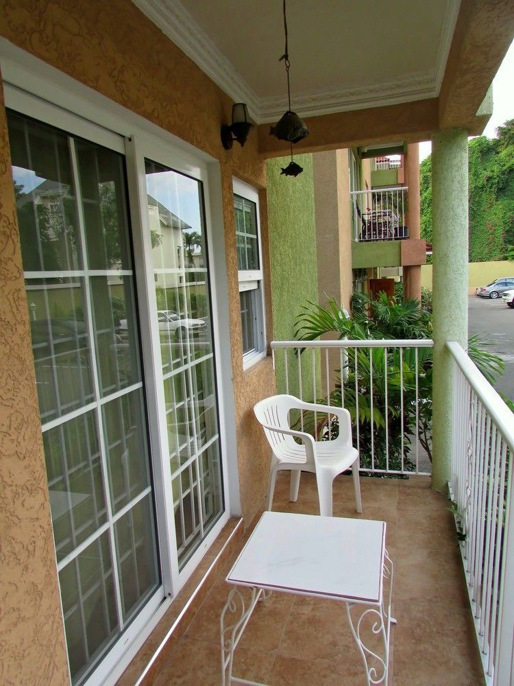 Centrally Located Guest Apartments Kingston Exterior photo