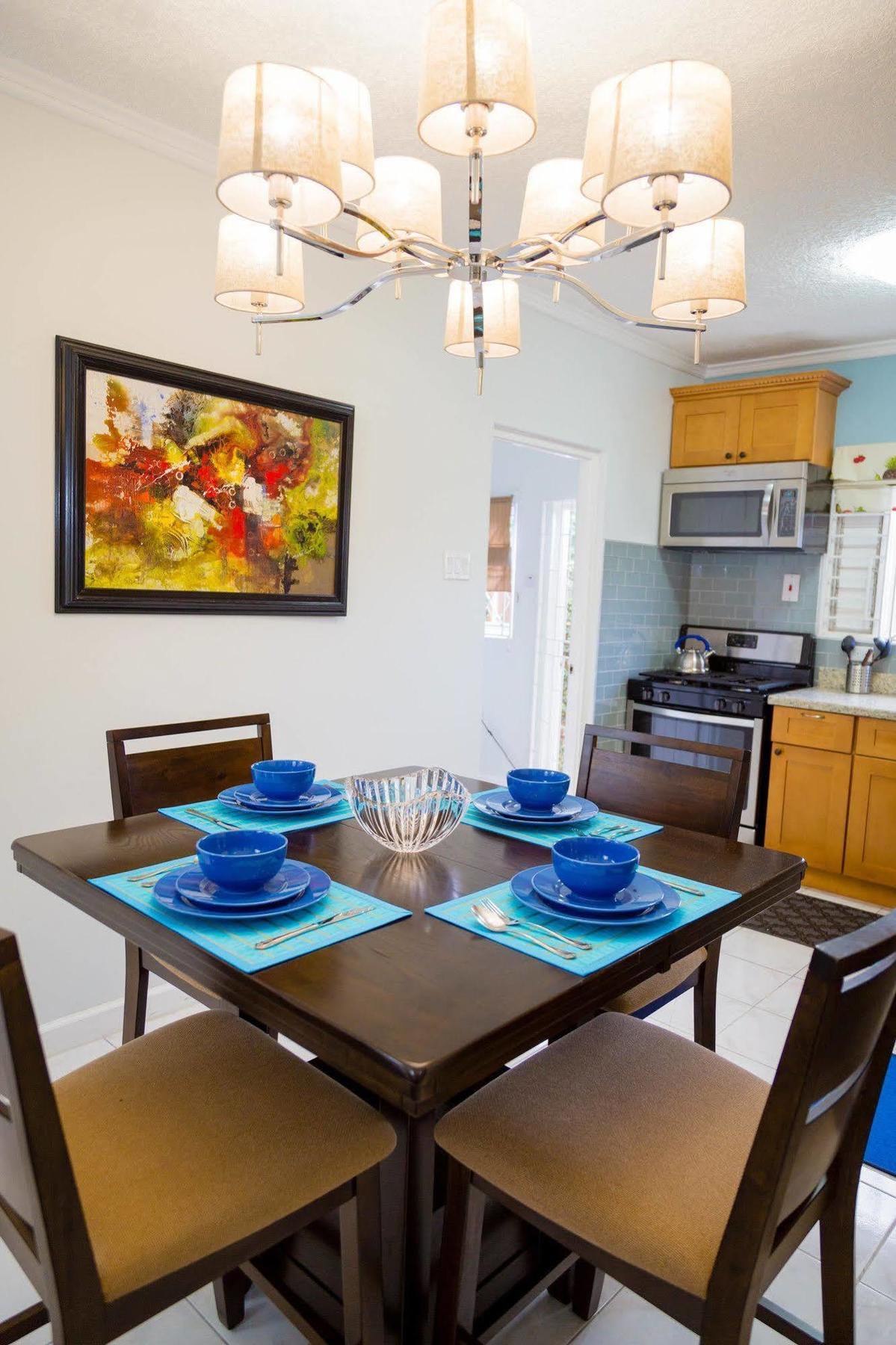 Centrally Located Guest Apartments Kingston Exterior photo