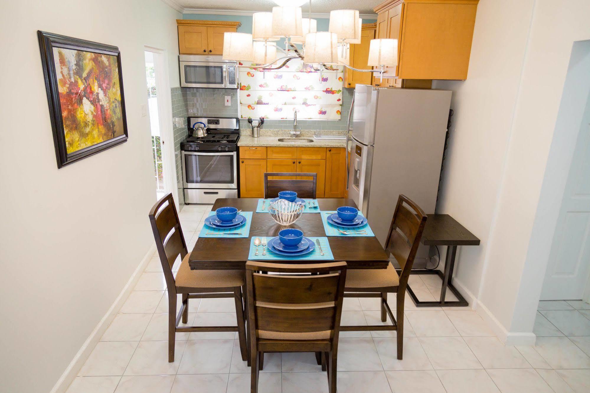 Centrally Located Guest Apartments Kingston Exterior photo