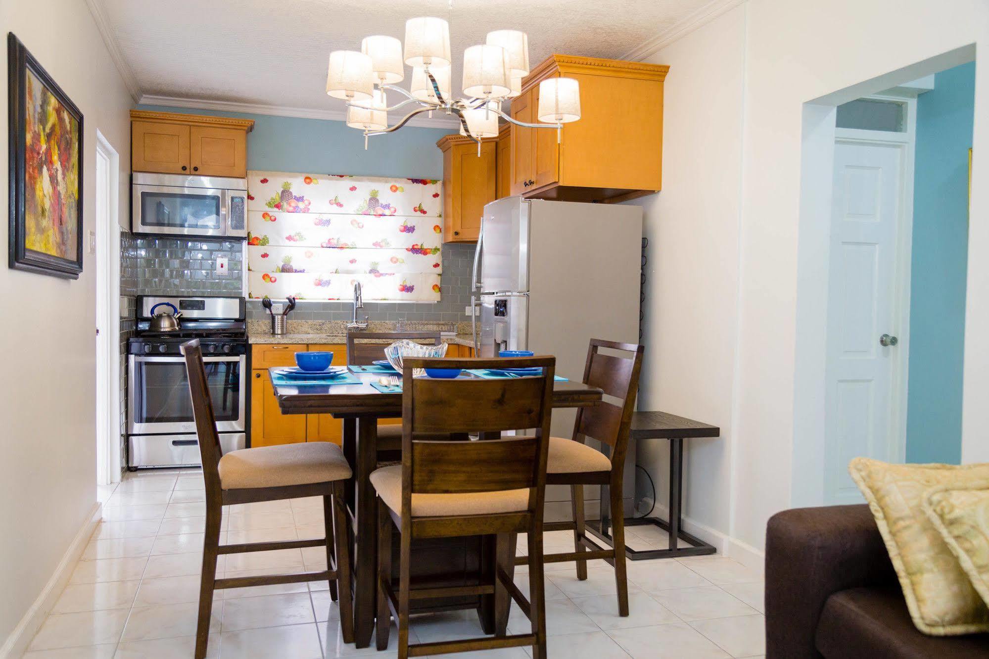 Centrally Located Guest Apartments Kingston Exterior photo