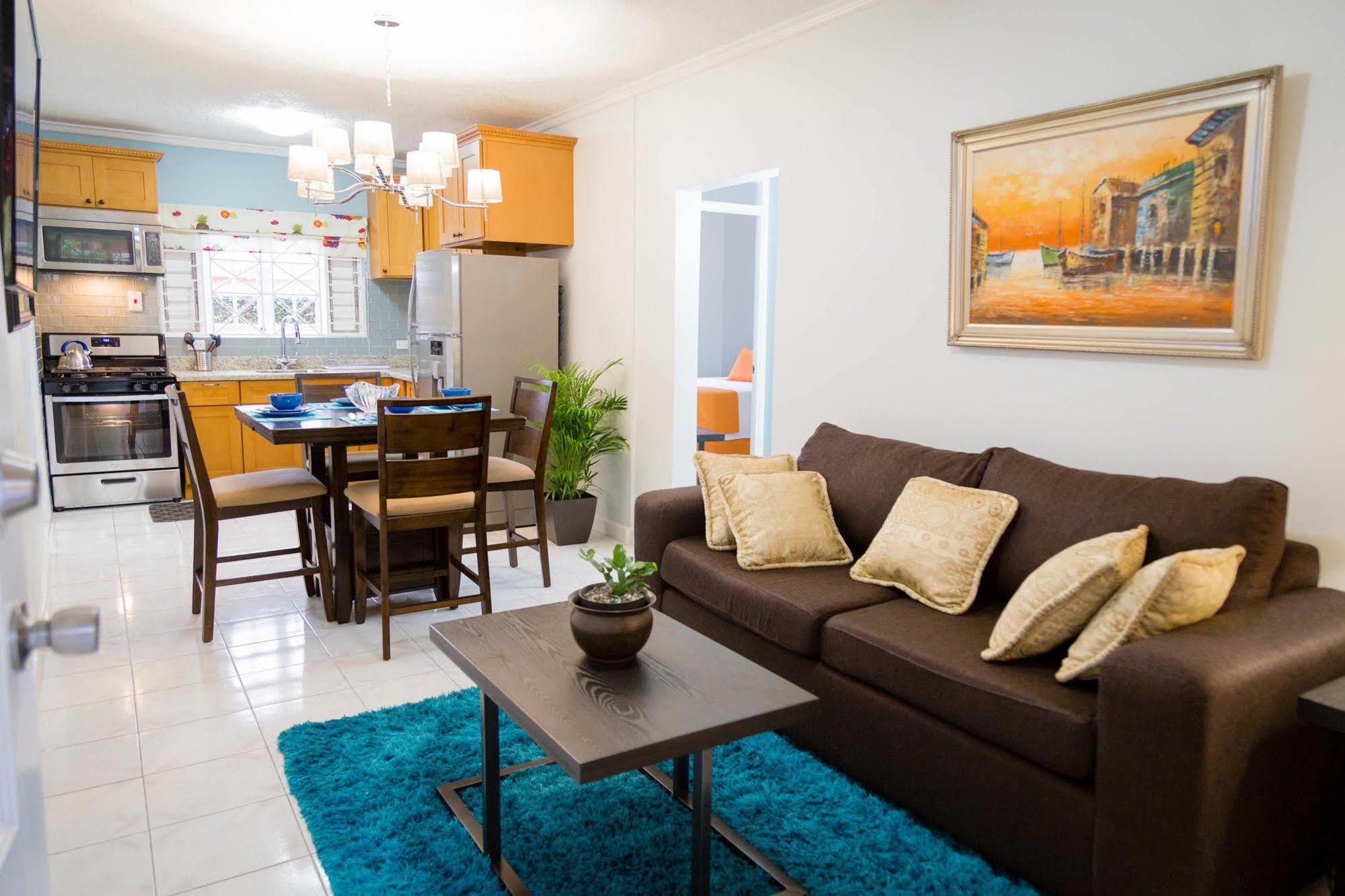 Centrally Located Guest Apartments Kingston Exterior photo