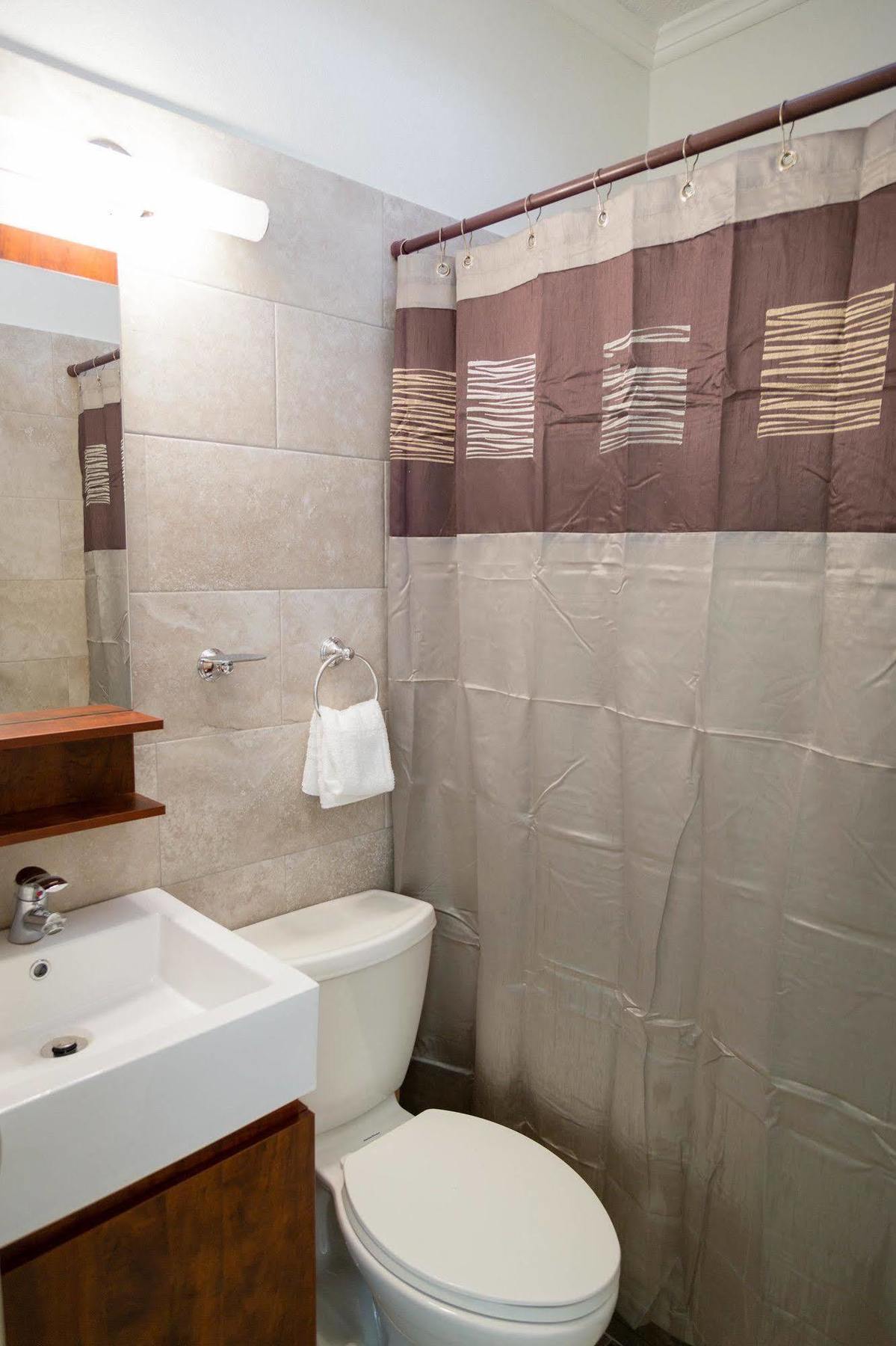 Centrally Located Guest Apartments Kingston Exterior photo