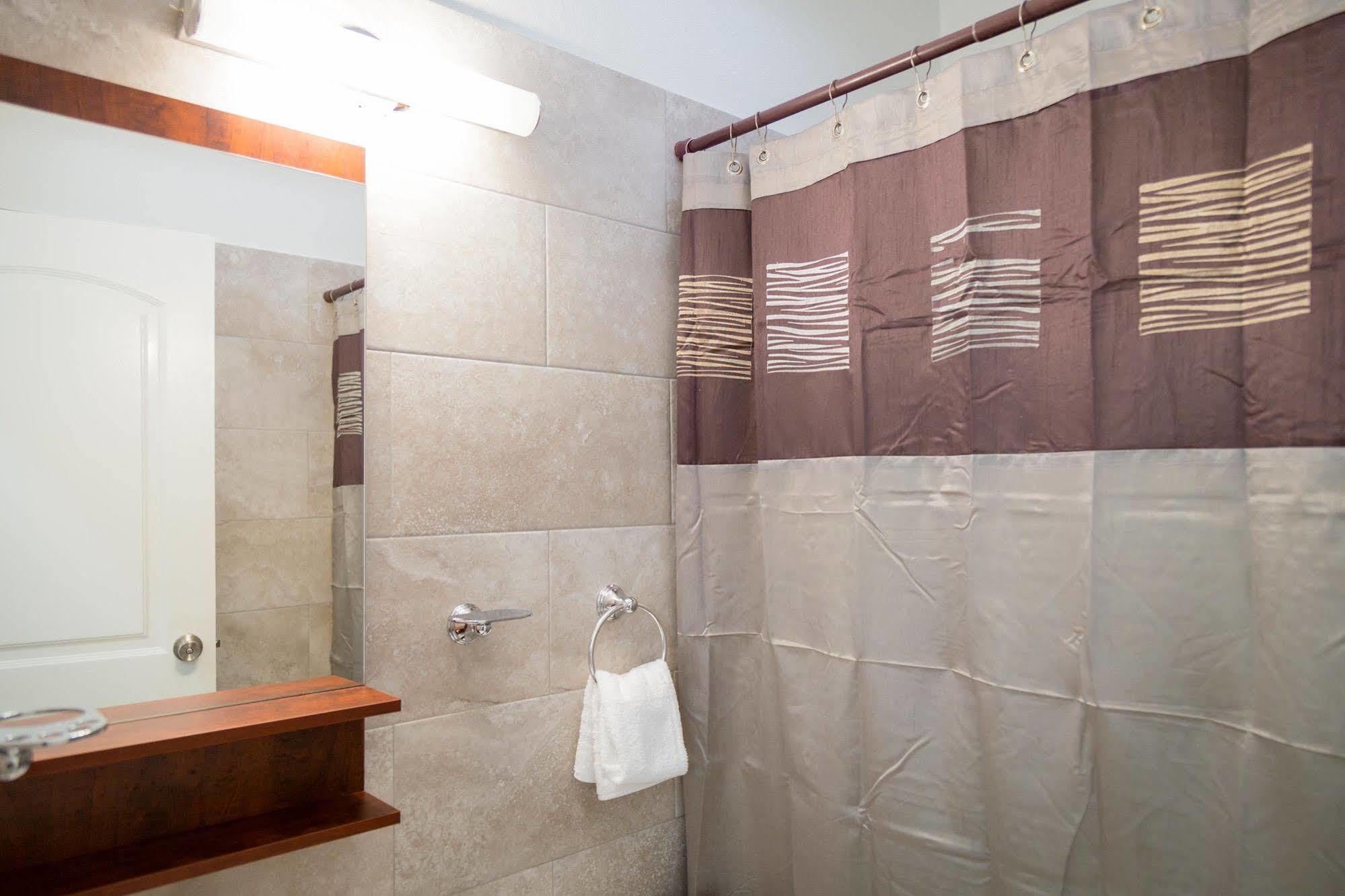 Centrally Located Guest Apartments Kingston Exterior photo