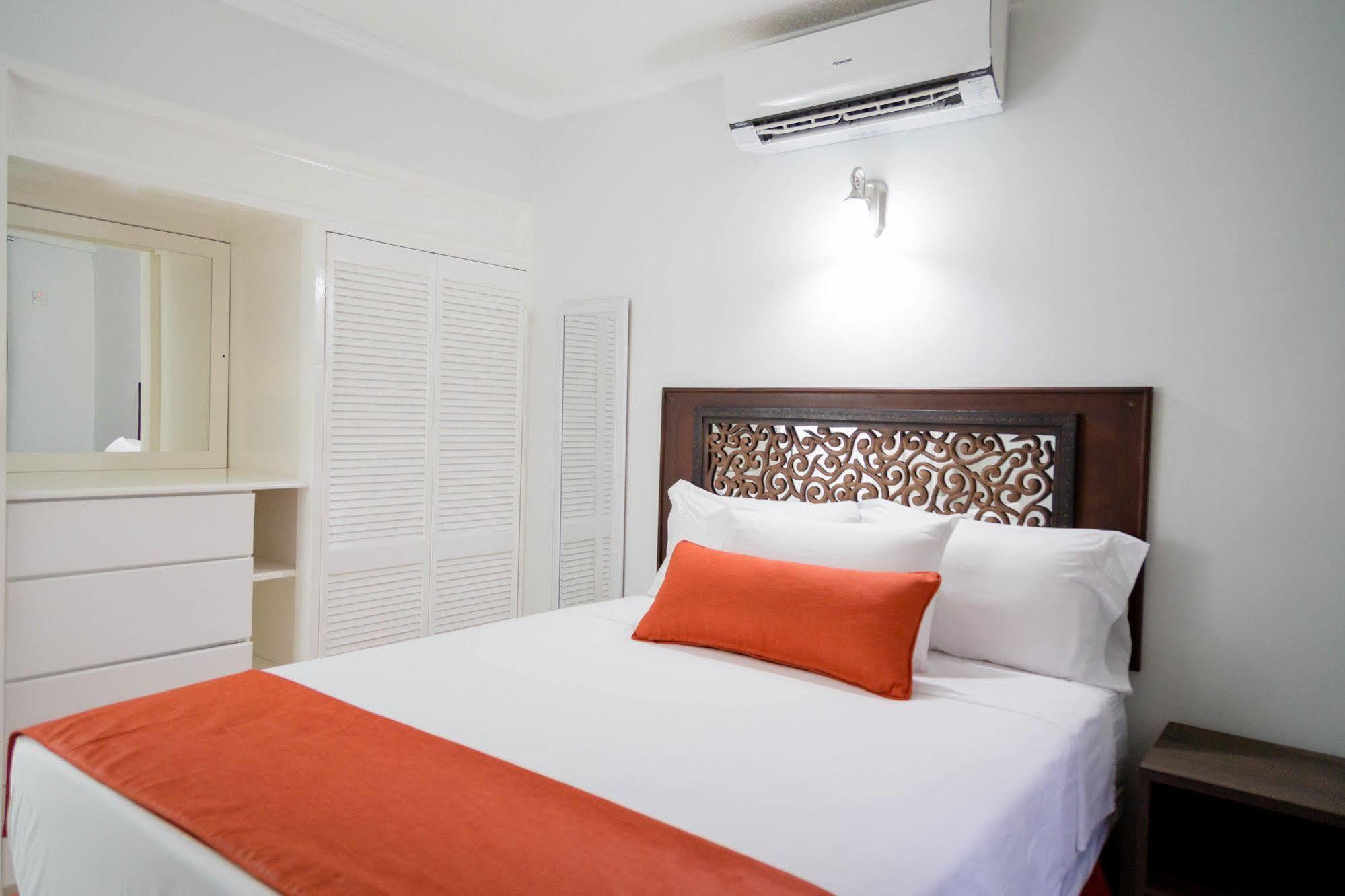 Centrally Located Guest Apartments Kingston Exterior photo