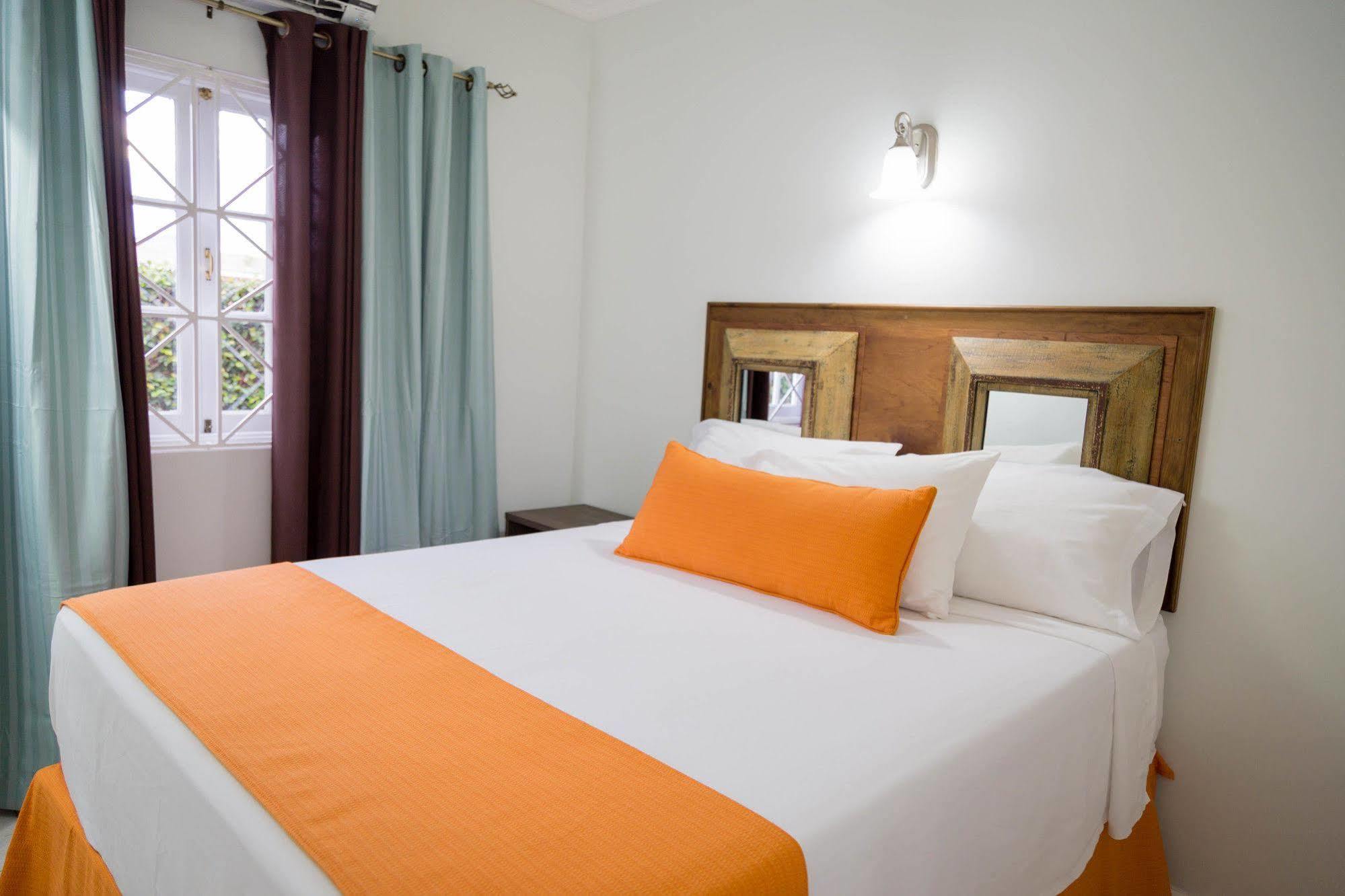 Centrally Located Guest Apartments Kingston Exterior photo