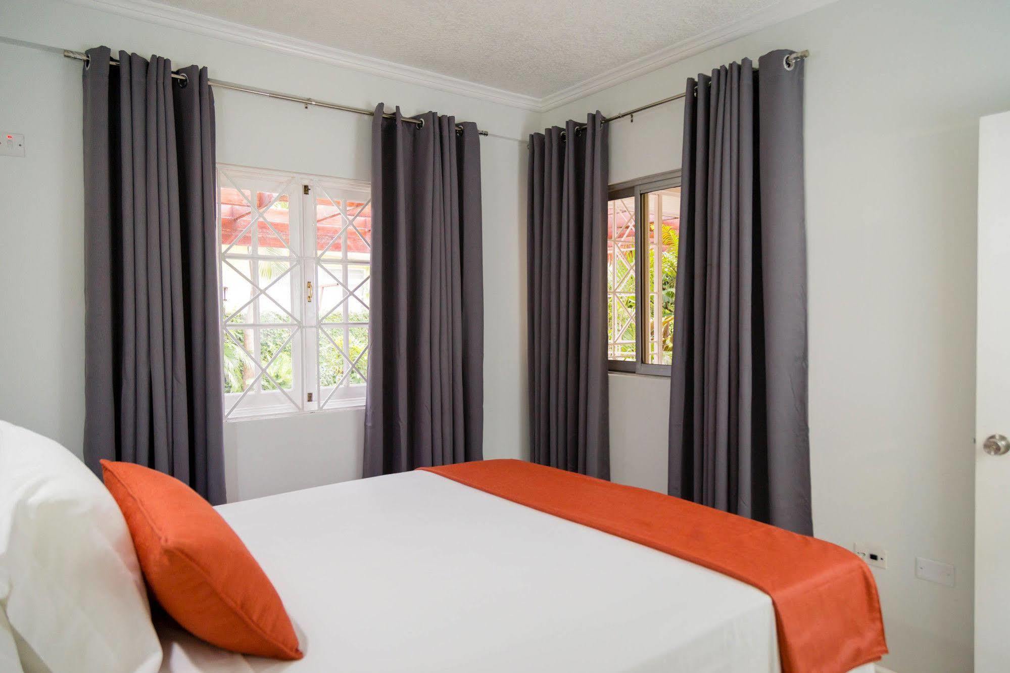 Centrally Located Guest Apartments Kingston Exterior photo