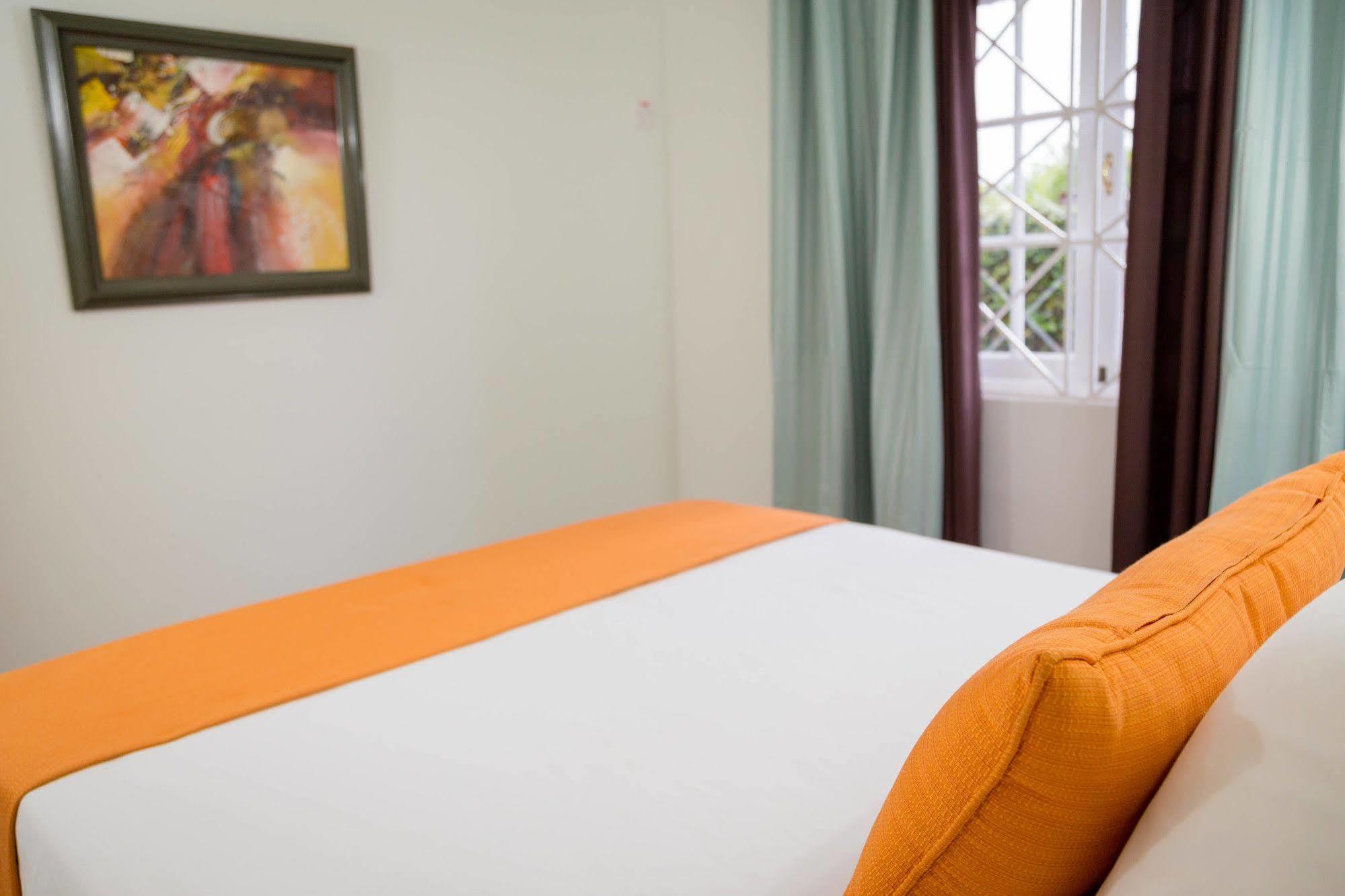 Centrally Located Guest Apartments Kingston Exterior photo