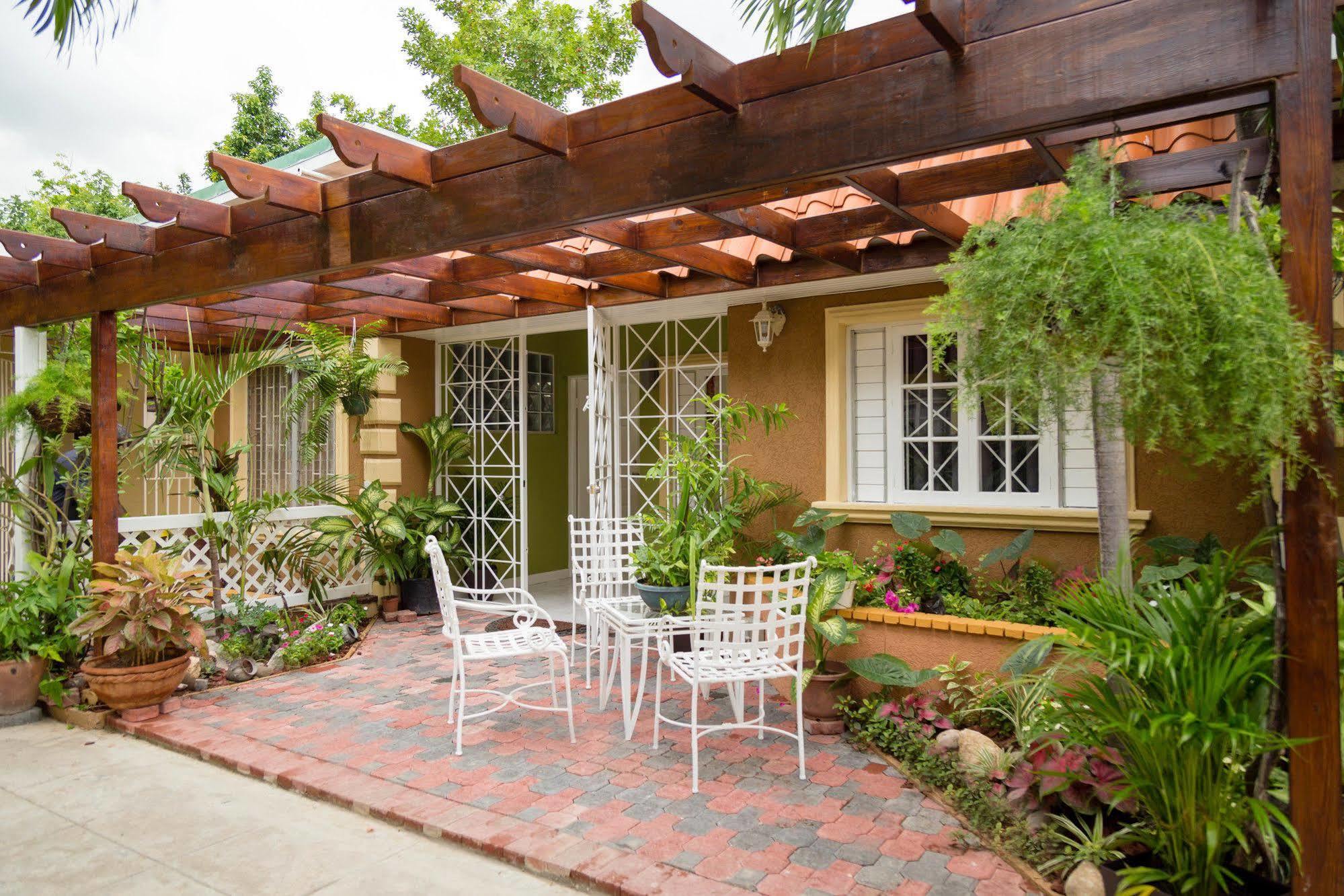 Centrally Located Guest Apartments Kingston Exterior photo